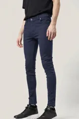Pantalon de gabardina elastizada en color azul marino, con corte skinny fit, bolsillos delanteros y traseros.