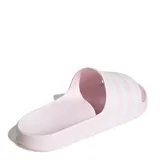 Sandalias de baño Adidas Adilette, color rosa claro con las tres bandas clásicas de la marca en color blanco en la tira ancha superior.