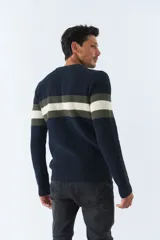 Sweater tejido negro con cuello redondo, puños y franjas horizontales en color bordó y gris en el pecho.