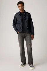 Jeans de denim gris oscuro, con corte relajado, cintura media y pierna recta. Presentan diseño clásico de cinco bolsillos y cierre frontal con botón y cremallera.