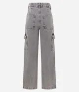 Pantalón de jean de corte recto y tiro alto, con bolsillos cargo laterales, trabillas en la cintura y cierre frontal con botón y cremallera.