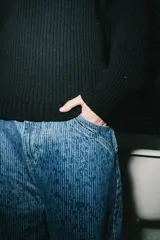 Jean de corte baggy con diseño de rayas verticales finas en denim azul, tiro alto y bolsillos laterales.
