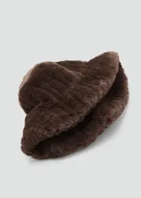Gorro tipo bucket de efecto pelo color marrón, con forro interior de algodón.