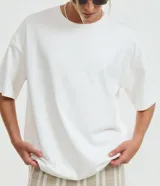 Remera básica de corte overboxy color marrón, con cuello redondo y mangas cortas holgadas.