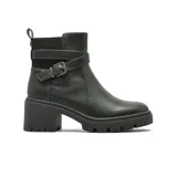 Bota corta de cuero sintético color negro, con taco cuadrado y suela track. Presenta una tira decorativa con hebilla metálica en el tobillo y paneles elásticos laterales.