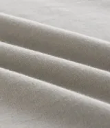 Remera de algodón color verde claro, de corte regular, cuello redondo y manga corta. Presenta un estampado náutico de un ancla y letras en el pecho.