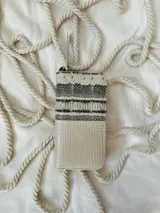 Billetera grande de cuero con cierre metálico perimetral. Presenta un diseño combinado con una sección superior de textura tipo piel de serpiente y una sección inferior con textura grabada tipo cocodrilo en color beige.