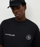Remera de corte boxy con cuello redondo y manga corta, confeccionada en tejido de algodón y poliéster con acabado suave. Presenta estampado con lettering en el pecho y un diseño gráfico circular de mayor tamaño en la espalda.
