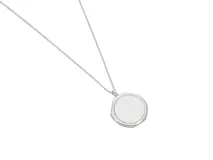 Collar de plata con dije redondo de nácar.