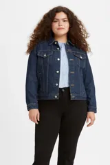 Campera de jean azul oscuro marca Levi's, modelo Trucker, con cuello clásico, cierre frontal con botones metálicos, bolsillos con solapa abotonada en el pecho y bolsillos laterales.