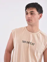 Musculosa negra oversize con estampado frontal que dice "Move ahead".