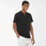Camiseta negra de manga corta con cuello henley y tres botones.