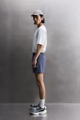Shorts de running confeccionados en tejido técnico ligero y elástico, con forro interior. Presentan cintura elástica ajustable con cordón interior, aberturas laterales en el bajo, bolsillo lateral multifunción y bolsillo trasero con cierre de cremallera.
