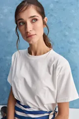 Remera de manga corta color negro, con cuello redondo y calce relajado, confeccionada en tejido suave con elastano.