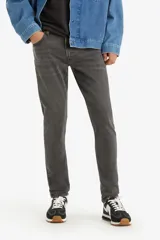 Pantalón jean Levi's modelo 512 Slim Taper, color gris oscuro con efecto gastado, corte ajustado y tiro medio.