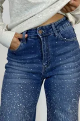 Pantalón de jean de corte recto y tiro alto, color azul lavado, con detalle de strass aplicado en toda la superficie frontal.
