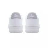 Championes Lacoste modelo L001 Set, de diseño urbano y minimalista en color blanco. Presentan una silueta clásica con el icónico logo del cocodrilo bordado en el lateral y detalle en tono gris claro en la parte trasera del talón.