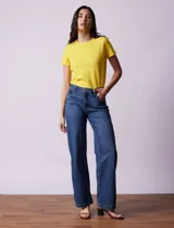 Jean baggy de tiro alto marca Baccini, corte wide leg, color azul denim. Cuenta con pretina con pasadores, botón y cierre. Delantera y trasera con bolsillos.