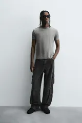 Camiseta gris de corte slim fit, confeccionada en tejido de algodón con elasticidad, cuello redondo y manga corta.