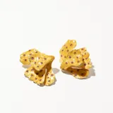 Par de caravanas con forma de hojas color amarillo con incrustaciones de strass rosado.