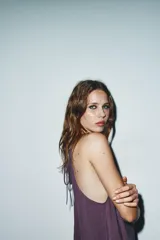 Vestido midi color lila de cuello halter y tirantes finos ajustables en la espalda.