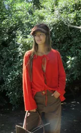 Saco negro de tejido de punto, con corte holgado y mangas largas.