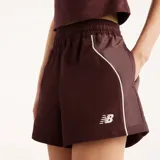 Short New Balance de felpa francesa, color bordó, con cintura elástica, ribetes en contraste y logotipo bordado en el muslo izquierdo.