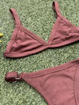 Conjunto de bikini color chocolate, con corpiño triangular fijo con abertura para agregar tazas soft y bombacha colaless regulable.