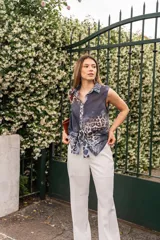 Pantalón blanco de tiro alto con bolsillos grandes y pespuntes a contratono.