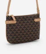 Cartera transversal pequeña con cierre por cremallera, correa larga contrastante y estampa triangular en tonos marrón y negro.