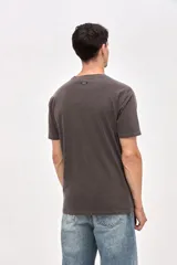 Remera de manga corta con bolsillo en el pecho y bordado de la marca. Confeccionada en algodón lavado con textura extra suave y calce relajado.