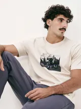 Remera de manga corta color beige con cuello redondo y diseño estampado en el pecho con el número 1880.