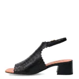 Sandalias Bottero para mujer de color negro, confeccionadas en cuero con diseño calado láser en la capellada y bordes festoneados. Cuentan con taco ancho cuadrado y tira ajustable con hebilla en el tobillo.