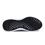 Championes deportivos negros de hombre, acordonados, con suela blanca y detalles en gris.