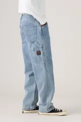 Jeans Levis modelo 568 Loose Straight Carpenter de calce holgado y recto, color azul claro con lavado desgastado, tiro medio y estilo carpintero con bolsillos laterales utilitarios.