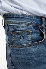 Jean de denim azul de corte slim fit.