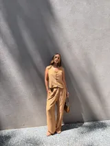 Conjunto de chaleco con botones y pantalón palazzo de crepé color negro.