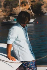 Camisa de lino de manga larga, con cuello clásico y cierre frontal de botones de coco natural. Presenta un diseño ligero y fresco, ideal para climas cálidos.