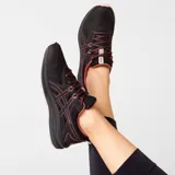 Championes Asics Trail Scout para dama, color negro con detalles en rosa.