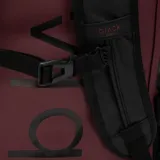 Bolso duffel de viaje color bordó con detalles en negro. Cuenta con correas de mano, correas ajustables, cierres reforzados y base resistente al agua.