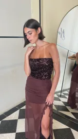 Strapless de lentejuelas color marrón oscuro, con diseño ajustado y espalda regulable.
