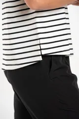 Remera blanca con rayas horizontales negras, de algodón y corte al cuerpo.