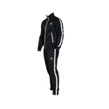 Conjunto deportivo Umbro color azul marino con detalles en blanco, compuesto por campera con cierre y pantalón.