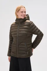 Campera puffer verde militar con capucha, cierre frontal y bolsillos laterales con cierre.