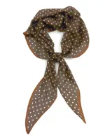 Pañuelo de gasa Barrington, con estampado de lunares negros sobre fondo blanco.