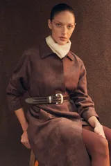 Cinto de diseño artesanal combinado en cuero liso y gamuza, con hebilla metálica plateada de estilo western.