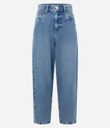 Pantalón de jean color azul con diseño carrot, cintura alta y calce holgado que se estrecha hacia los tobillos.