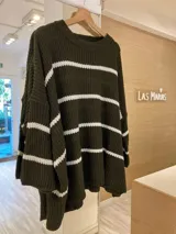 Sweater de punto color bordó con rayas horizontales blancas, de corte holgado y mangas largas.