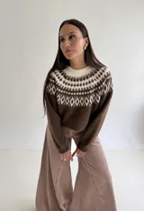 Sweater de cuello redondo con diseño de jacquard estilo nórdico en la parte superior, en tonos marrón chocolate y crema. Presenta mangas largas y puños y ruedo acanalados.