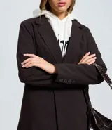 Blazer sastre de corte estructurado y recto, con estampado de rayas de tiza, cuello con solapa y cierre frontal con botones. Confeccionado en tejido con mezcla de poliéster y viscosa.